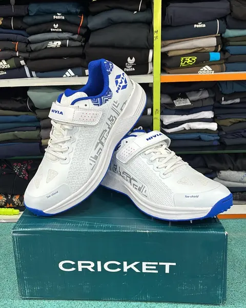 NIVIA Cric-1000 Spikes