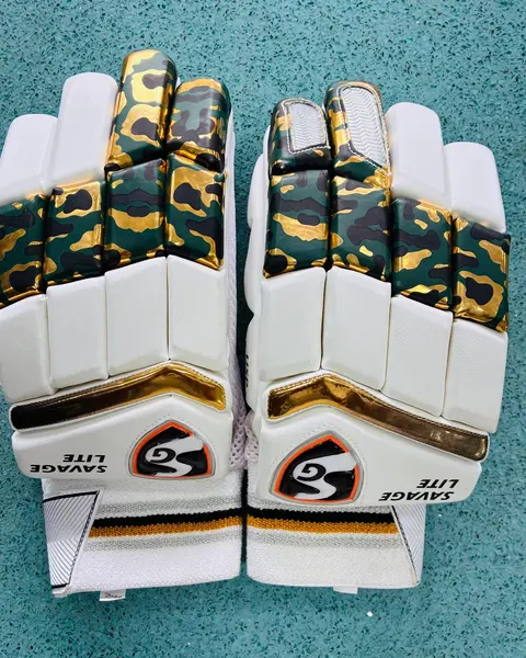 SG Savage Lite Batting Gloves